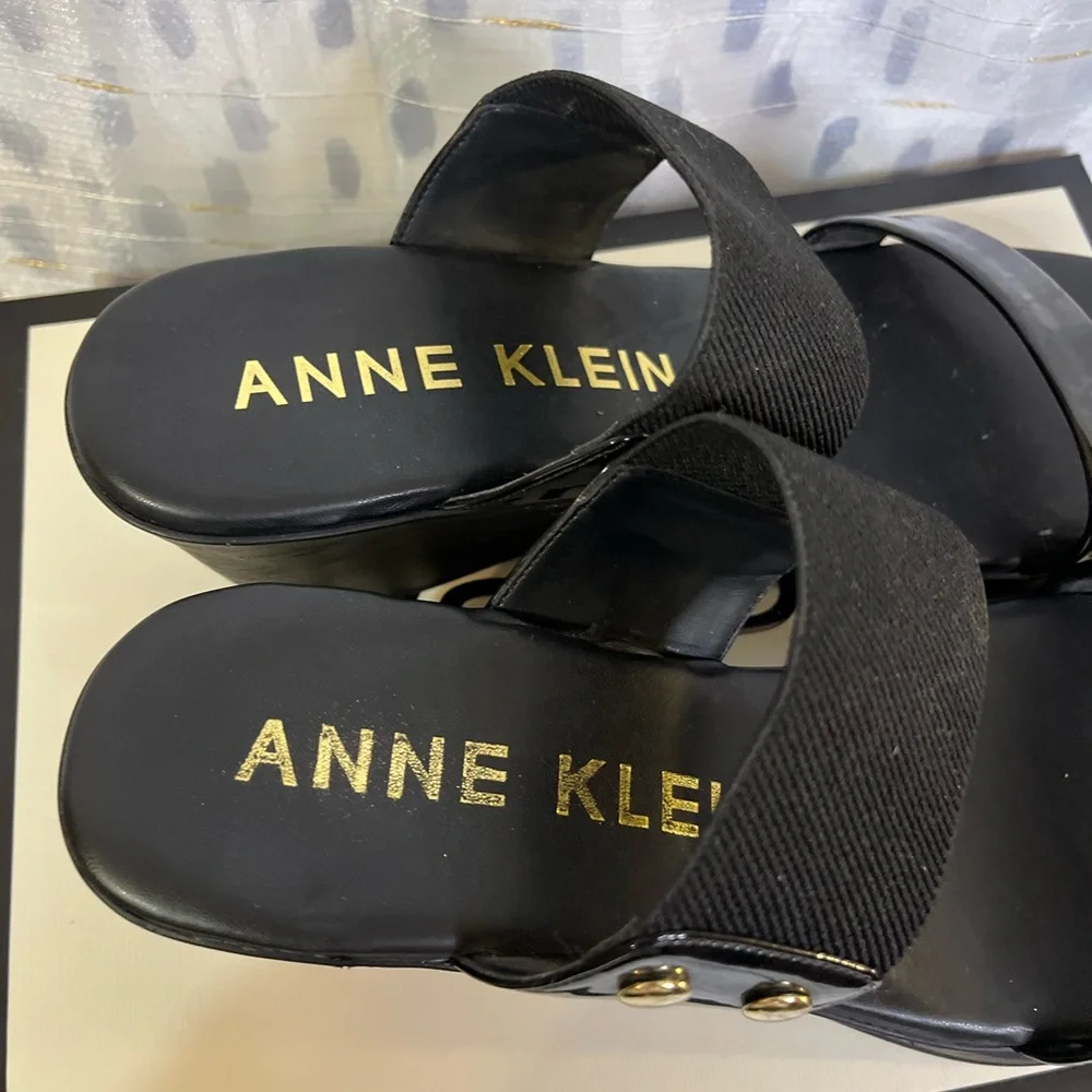 NEW. Ann Kline Black strap open toe heeled sandals NWOT